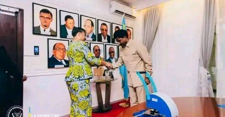 RDC : Le ministre de la justice remet le sceau officiel à la cheffe du gouvernement central Judith SUMINWA TULUKA