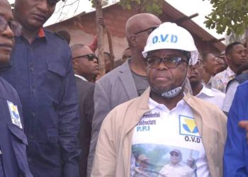 Kasaï : Le gouverneur Mukendi lance les travaux de remblayage d’un ravin et la construction du pont sur la rivière Kangulungu à Tshikapa