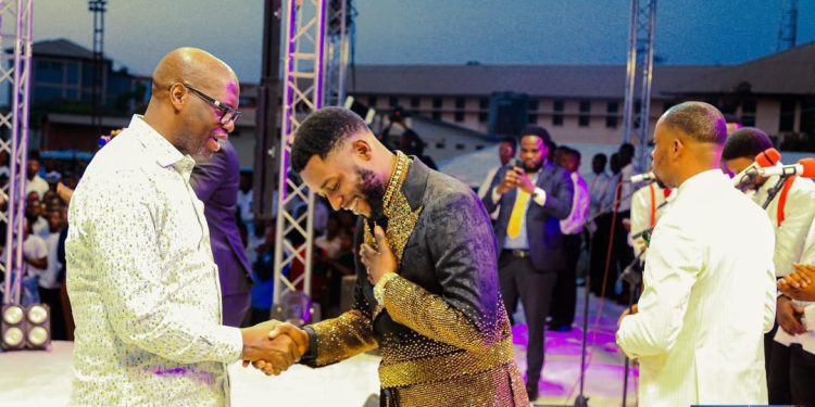 Haut-Katanga : Le Gouverneur Jacques Kyabula a pris part au concert du pasteur Donat Mwanza à l’occasion de ses 15 ans de carrière