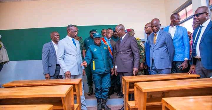 Kasai-oriental : En séjour à Mbuji-May, le VPM de la défense nationale inaugure une école construite par le Service National à Bena Kalubi à Cilenge