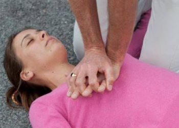 Santé : voici quelques gestes de premier secours à retenir absolument en cas de crise cardiaque