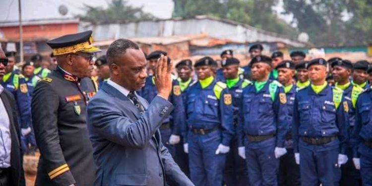Kasai-oriental : le gouverneur Mbuebua Kapo présenté aux forces de l’ordre lors de la cérémonie de prise d’armes
