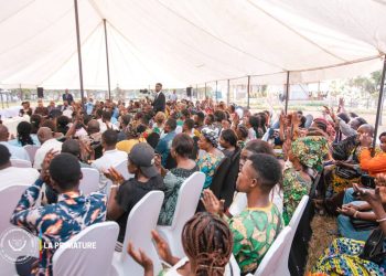 Kinshasa : Le gouvernement central assiste financièrement près de 290 vendeurs du Marché de la Liberté, victimes de l’incendie du pavillon 5