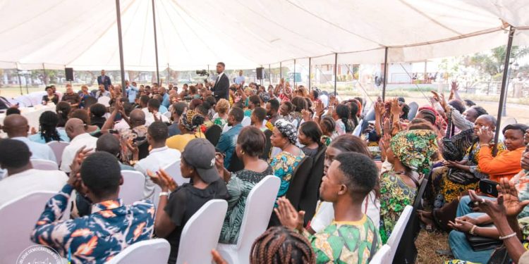 Kinshasa : Le gouvernement central assiste financièrement près de 290 vendeurs du Marché de la Liberté, victimes de l’incendie du pavillon 5