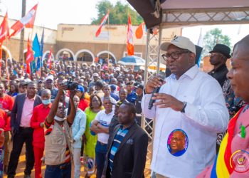 Vacances parlementaires : Le Président du sénat Jean-Michel Sama Lukonde offre des kits scolaires aux élèves du territoire de Kasenga