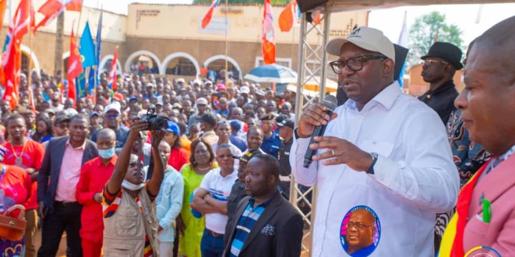 Vacances parlementaires : Le Président du sénat Jean-Michel Sama Lukonde offre des kits scolaires aux élèves du territoire de Kasenga