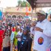 Vacances parlementaires : Le Président du sénat Jean-Michel Sama Lukonde offre des kits scolaires aux élèves du territoire de Kasenga