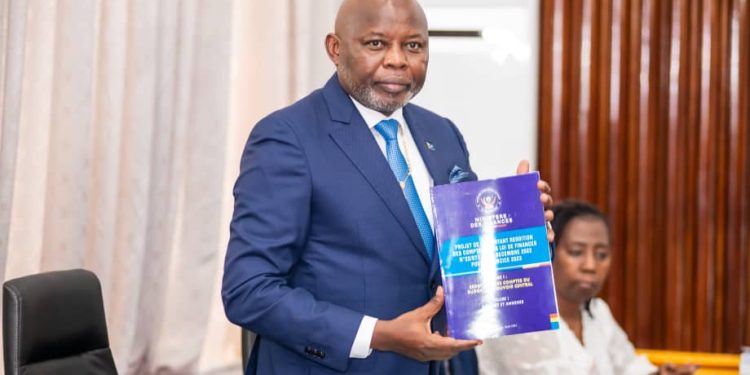Assemblée Nationale : Judith Suminwa a déposé le projet de loi de finance 2025 chiffré à 49 847 milliards de francs congolais soit 18 milliards de USD