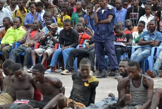 Lutte contre l’insécurité à Kinshasa : Plus de 100 présumés inciviques appelés « Kuluna » arrêtés dans le regroupement Communal de Tshangu (communiqué)
