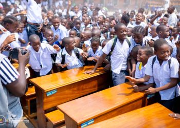Rentrée scolaire 2024-2025 : Le Service National a remis ce mardi 17 septembre, 1200 bancs aux écoles du Camp TSHATSHI à Kinshasa