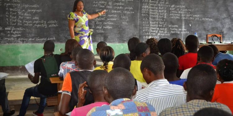 Education : La CNSSAP invite les rentiers (conjoints survivants et orphelins) des enseignants décédés en cours de carrière à dater du mois d’avril 2023, à se présenter dans ses guichets