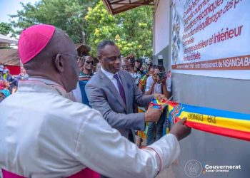 Kasai-oriental : le gouverneur Mbuebua inaugure une menuiserie et le centre de contrôle technique du diocèse de Mbuji-Mayi