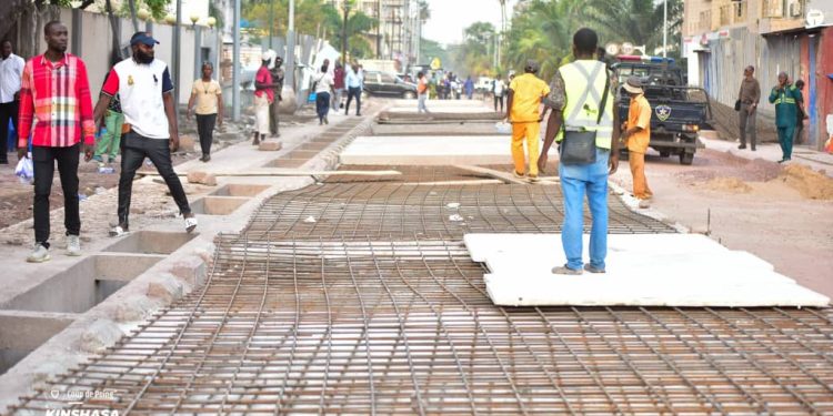 Délabrement des routes à Kinshasa : DANIEL BUMBA lance les travaux de construction et réhabilitation des avenues Kwilu, Kimwenza, colonel Ebeya et Wangata