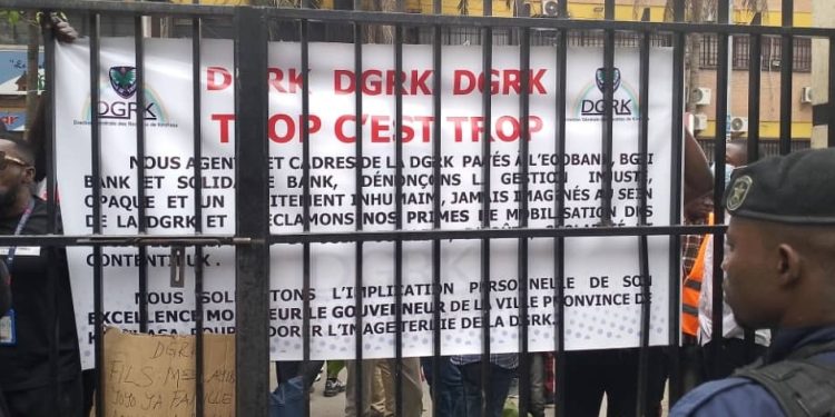 APK : Les agents de la DGRK, en colère, réclament leurs arriérés devant l’Assemblée provinciale de Kinshasa