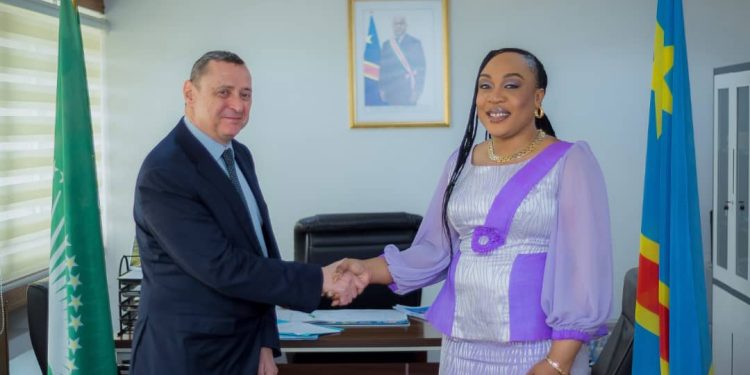 Rapatriement des Congolais vivant à Mayotte : la Vice-Ministre en charge des affaires étrangères échange avec le conseiller de l’Ambassade de France en RDC