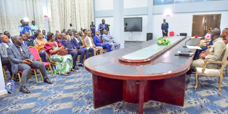 KIN EZO-BONGA: Daniel Bumba donne un délai de 72 heures aux bourgmestres de 24 communes de Kinshasa, de lui présenter un plan opérationnel de gestion des déchets