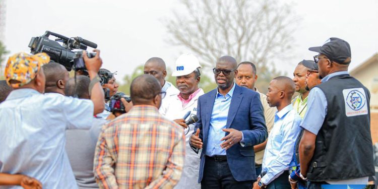 Haut-Katanga: Après son retour des États-Unis , Jacques Kyabula visite quelques chantiers routiers dans la ville de Lubumbashi