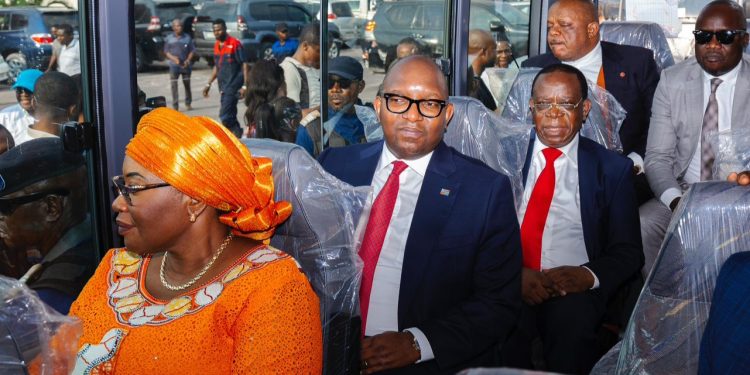 Sénat : Deux mois après son installation, le Bureau Sama Lukonde remet un nouveau charroi automobile au personnel