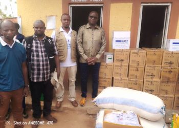 Territoire de Kasenga : Le député Balth CHOLA apporte une assistance financière et des intrants médico-sanitaires à la population affectée par l’épidémie du choléra à MALAMBWE