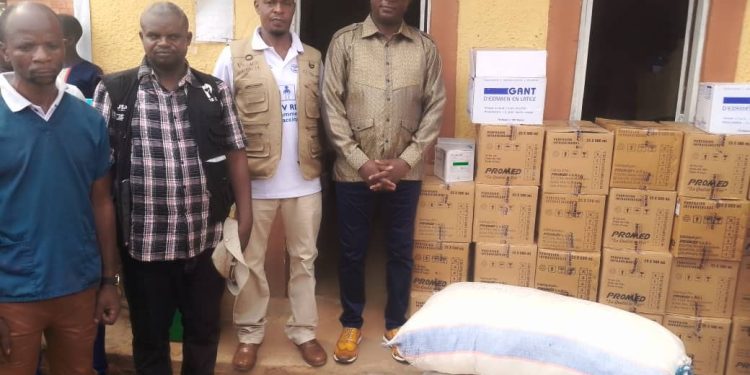 Territoire de Kasenga : Le député Balth CHOLA apporte une assistance financière et des intrants médico-sanitaires à la population affectée par l’épidémie du choléra à MALAMBWE