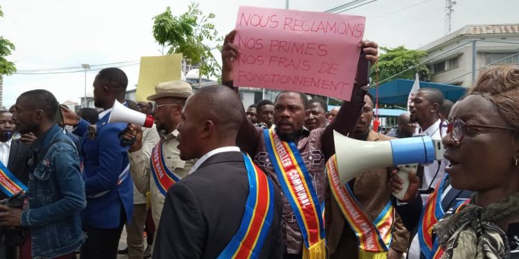 Kinshasa : Les conseillers communaux en sit-in devant l’Hôtel de ville pour exiger le paiement de leurs émoluments