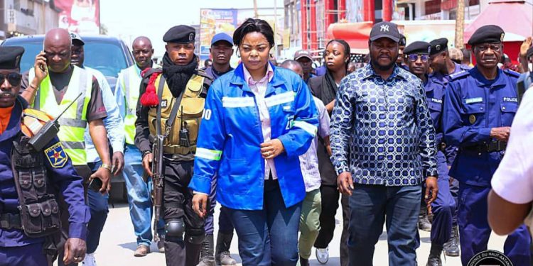 Lubumbashi : Le maire de ville annonce des sanctions contre tout responsable d’une maison commerciale qui distribue les cartons aux marchants pirates