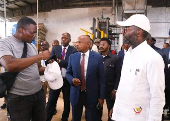 Contrat Sino-congolais: Le ministre des infrastructures visite l’usine de production des panneaux préfabriqués en sel de polystyrène à Kisangani
