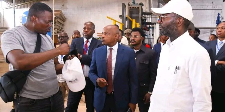 Contrat Sino-congolais: Le ministre des infrastructures visite l’usine de production des panneaux préfabriqués en sel de polystyrène à Kisangani
