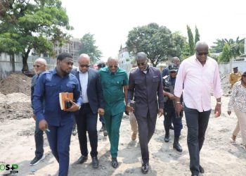 Kinshasa : Le gouvernement provincial annonce des sanctions sévères contre les auteurs des constructions anarchiques le long des rails