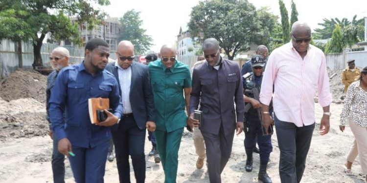 Kinshasa : Le gouvernement provincial annonce des sanctions sévères contre les auteurs des constructions anarchiques le long des rails
