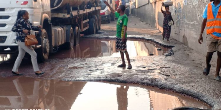 Kinshasa : Le Boulevard Lumumba se trouve dans un état de délabrement très avancé au niveau de saut-de-mouton de debonhomme dans la commune de MATETE (Constat)
