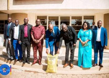 Sud-Kivu : la sucrerie de Kiliba présente l&rsquo;échantillon de sa première production du sucre au gouverneur Purusi