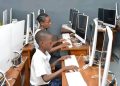 Kinshasa-éducation: Le Chef de l’État Felix Tshisekedi réalise sa promesse en dotant l’École Primaire EP 1 et 2 Yolo-Nord, d’une salle de classe équipée en matériel informatique