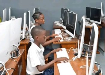 Kinshasa-éducation: Le Chef de l’État Felix Tshisekedi réalise sa promesse en dotant l’École Primaire EP 1 et 2 Yolo-Nord, d’une salle de classe équipée en matériel informatique