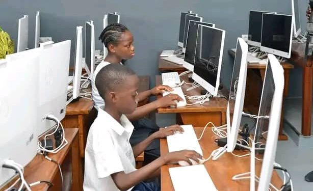 Kinshasa-éducation: Le Chef de l’État Felix Tshisekedi réalise sa promesse en dotant l’École Primaire EP 1 et 2 Yolo-Nord, d’une salle de classe équipée en matériel informatique