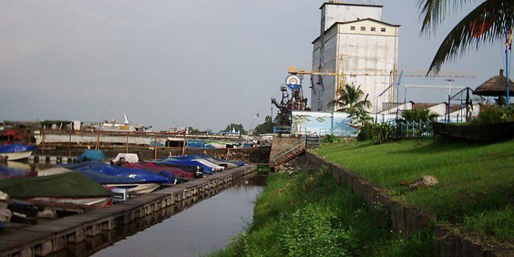 Kinshasa : Le gouvernement provincial va démolir ce jeudi 14 novembre 2024, les constructions anarchiques dans le lit intermédiaire et majeur de la rivière de l’avenue Mapenza à Ngaliema (Communiqué)