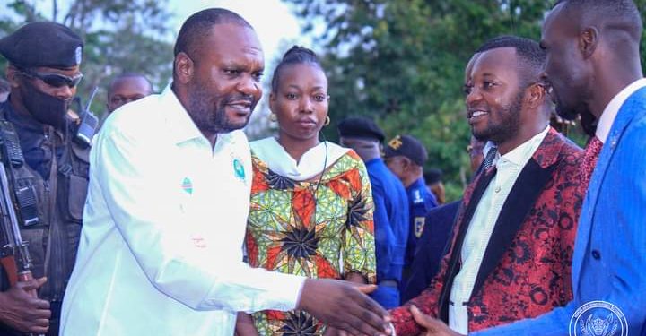 Lomami : le Gouverneur Iron-Van Kalombo regagne Kabinda après un laborieux séjour à Kinshasa et à Lubumbashi