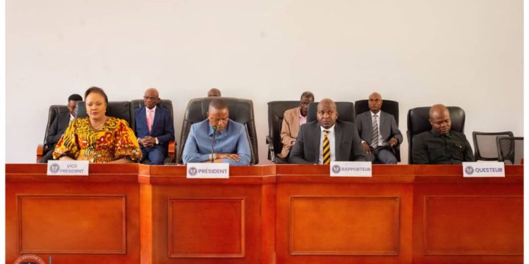 Kinshasa : une séance plénière convoquée pour examiner le rapport de la commission PAJ après l’audition du ministre provincial des Transports (communiqué)