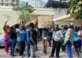 Kinshasa : les agents radiés de la DGRK manifestent devant le siège de l’Assemblée provinciale contre le gouverneur Daniel Bumba