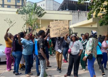 Kinshasa : les agents radiés de la DGRK manifestent devant le siège de l&rsquo;Assemblée provinciale contre le gouverneur Daniel Bumba