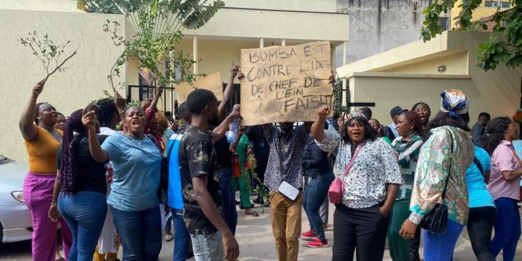 Kinshasa : les agents radiés de la DGRK manifestent devant le siège de l’Assemblée provinciale contre le gouverneur Daniel Bumba