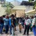Kinshasa : les agents radiés de la DGRK manifestent devant le siège de l’Assemblée provinciale contre le gouverneur Daniel Bumba