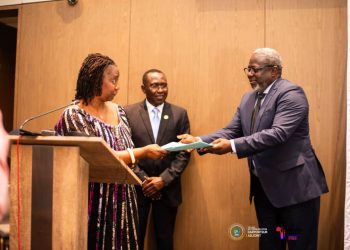 Kinshasa : la présidente sortante de APNIFFT/RDC l’honorable Dominique Munongo Inamizi a remis le bâton de commandement à l’entrant Dhedhe MUPASA pour un mandat de trois ans