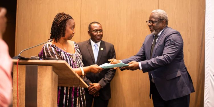 Kinshasa : la présidente sortante de APNIFFT/RDC l’honorable Dominique Munongo Inamizi a remis le bâton de commandement à l’entrant Dhedhe MUPASA pour un mandat de trois ans