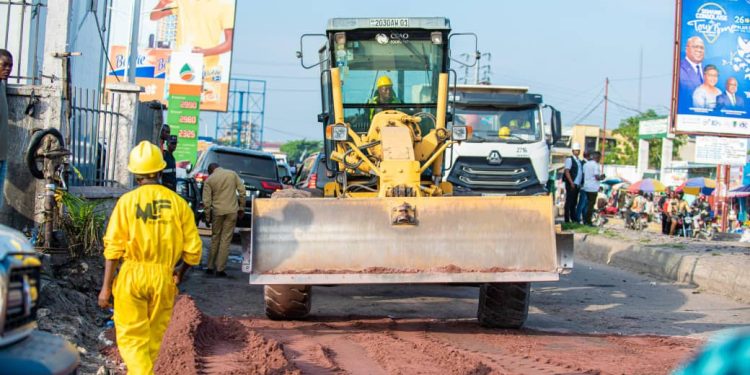 Kinshasa : Les routes perpendiculaires au boulevard du 30 juin sont en pleine réhabilitation pour fluidifier la circulation routière annonce le Gouverneur Daniel BUMBA