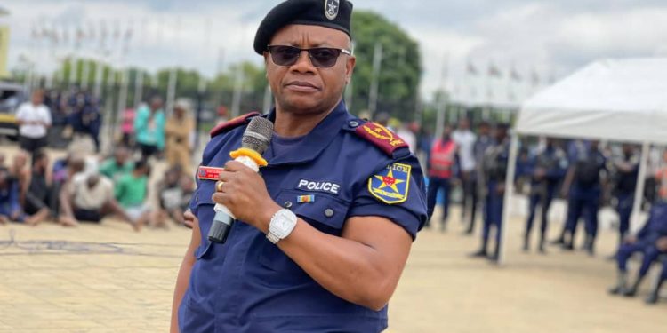 Festivités de fin d’année à Kinshasa : La police met à la disposition des Kinois quatre numéros téléphoniques pour dénoncer tout cas d’insécurité
