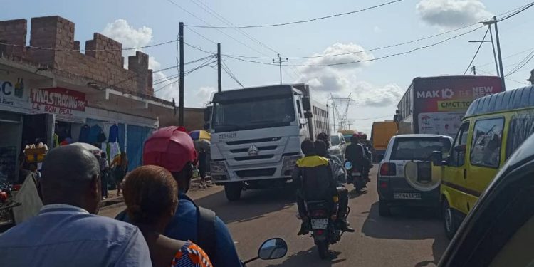 Kinshasa/ Mont-NGAFULA : La Police appelle le gouvernement provincial à délocaliser le marché pirate situé à Matadi-KIBALA