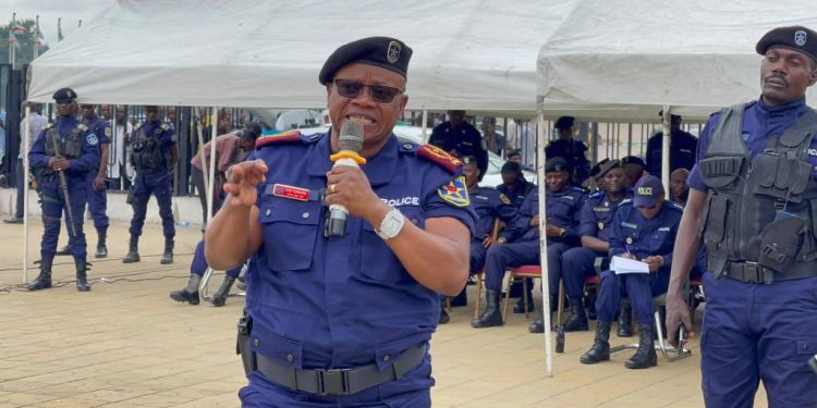 Kinshasa : Le général BLAISE KILIMBALIMBA sensibilise les motocyclistes à dénoncer les présumés criminels