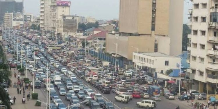 Sens unique alternés à Kinshasa : une jeune femme trouve la mort sur la cinquième bande du boulevard du 30 juin