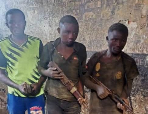 Sud-Kivu : trois présumés criminels arrêtés avec 3 armes à feu contenant plusieurs munitions à Mwenga